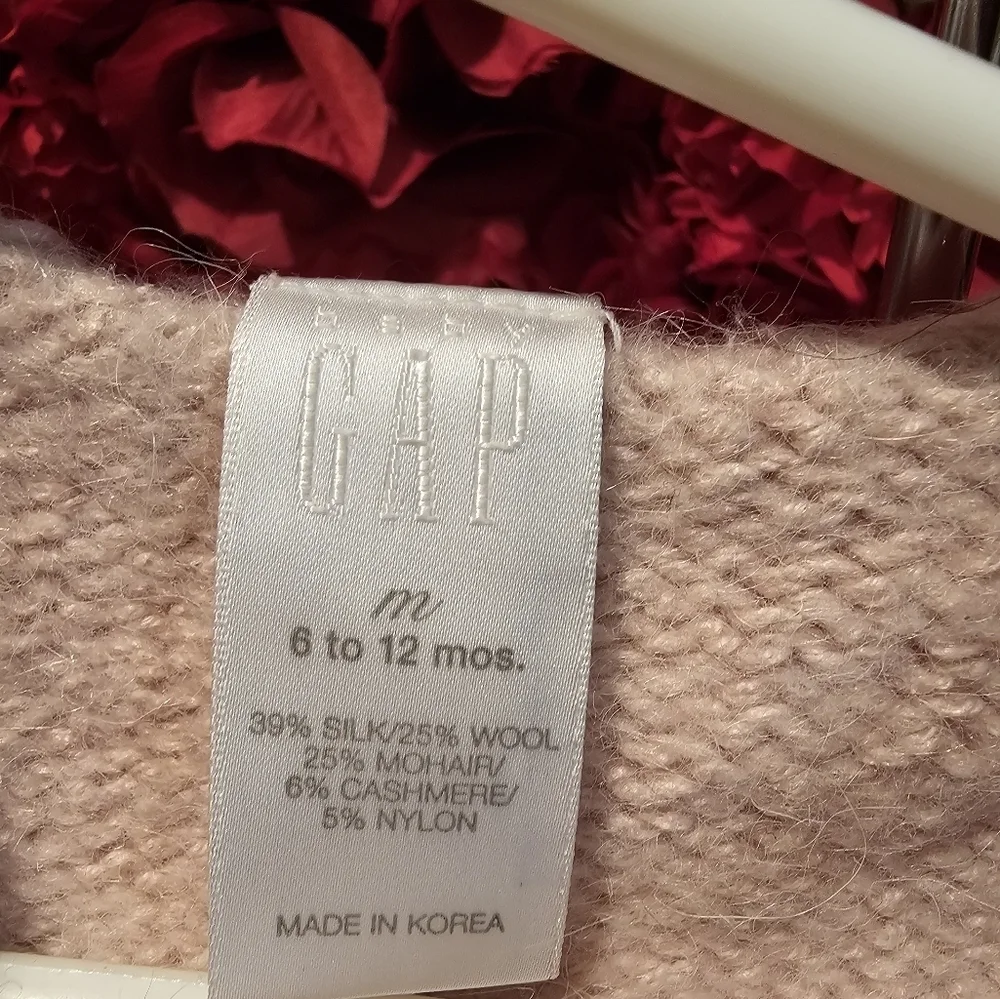 Gap 6-12 months sweater, missing loop to latch button